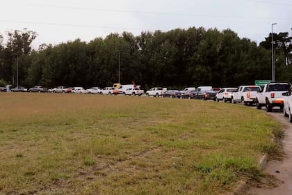 Una fila de autos en el ingreso a Pinamar, ayer. A pesar de las medidas de restricción por el coronavirus, hubo un tránsito intenso hacia la Costa