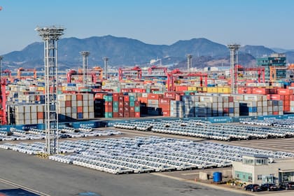 Autos nuevos estacionados en el puerto de la ciudad surcoreana de Gwangyang