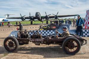 Autos, motos y hasta aviones anteriores a 1959 en un evento vintage