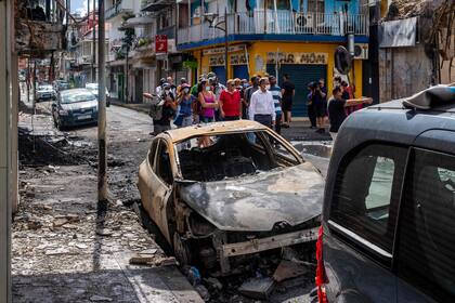 Autos quemados en las calles de Pointe-a-Pitre. (Photo by Lara Balais / AFP)