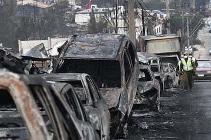 Autos quemados en Quilpue, Viña del Mar, Chile. (RODRIGO ARANGUA / AFP)