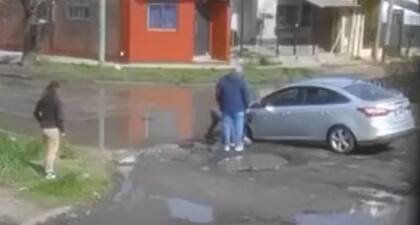 Autos se atascan en los pozos de las calles