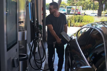 Autoservicio surtidor de nafta en la YPF de Av. Juramento y Av. Alcorta