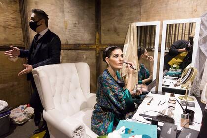 Cecilia Milone, en camarines, antes de salir a escena