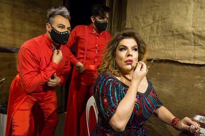 La Costa y los bailarines, se preparan en camarines