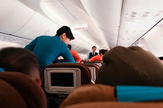 El gesto habitual que los auxiliares de vuelo quieren que los pasajeros dejen de hacer