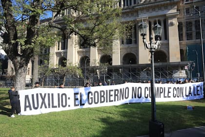 “Auxilio, el Gobierno no cumple con la ley”, se leía en la bandera que montaron los manifestantes frente a Tribunales