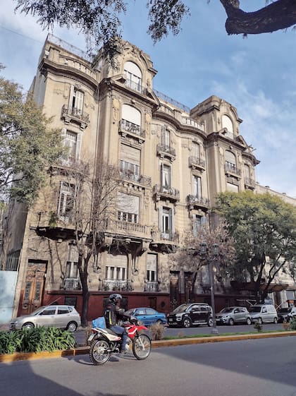 Av. Caseros 962. Sede y casa de renta de Ceci hnos, 2 cúpulas perdidas.