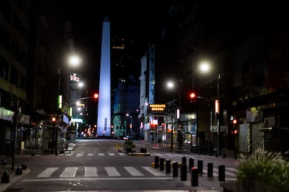 Imagen de la avenida Corrientes, eje de la actividad del teatro comercial, en tiempos pandémicos