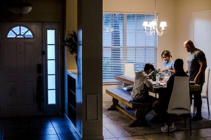 Ava Majury, con su hermano Logan, left, y sus padres, Kim y Rob. (Scott McIntyre/The New York Times)