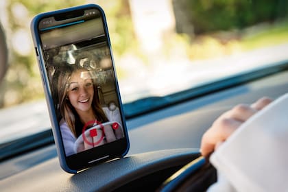 Ava Majury graba un video en TikTok fuera de la casa de su familia, en Naples. (Scott McIntyre/The New York Times)
