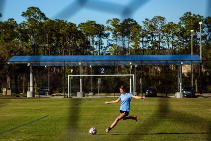 Ava Majury juega al fútbol en un parque público cerca de su casa en Naples. (Scott McIntyre/The New York Times)