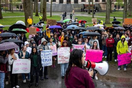 Ava Pallotta habla con estudiantes de la Universidad de Harvard en una manifestación de apoyo del derecho al aborto (Foto: CNN)