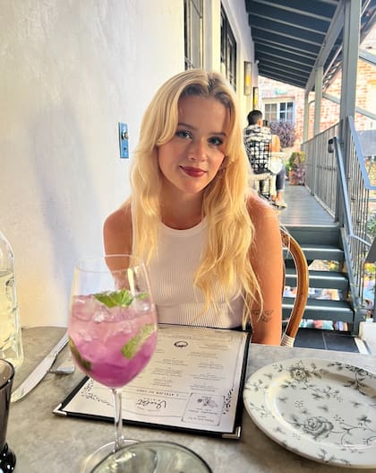 Ava Phillippe posa en un restaurante y el color de su trago capta la atención de sus seguidores
