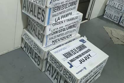 Las cajas con los avales para Sergio Berni quedaron apiladas en la sede justicialista de la calle Matheu