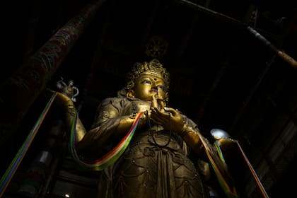  Avalokiteśvara, la estatua de interior más alta del mundo, con 26,5 metros de altura desde 1996, en el monasterio de Gandantegchinlen en Ulán Bator, Mongolia. (Chang W. Lee/The New York Times)