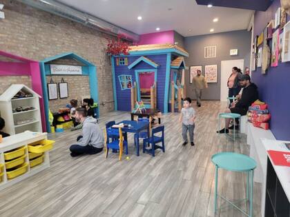 Ávalos abrió este año Luna y Cielo Play Cafe, un espacio para la enseñanza de español en Chicago