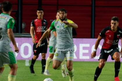 Avanza Emanuel Insúa, de Aldosivi; el partido fue de pierna fuerte y no tuvo grandes luces.