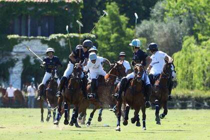 Avanza entre varios polistas Diego Cavanagh, de Cría La Dolfina; a la izquierda, de casco oscuro, Gonzalo Ferrari, el venadense de 22 años que suplió durante un chukker y medio a David Stirling.