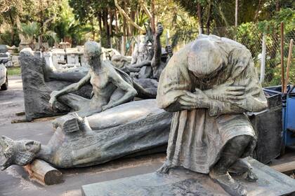 El centro de rescate de estatuas vandalizadas funciona en Palermo