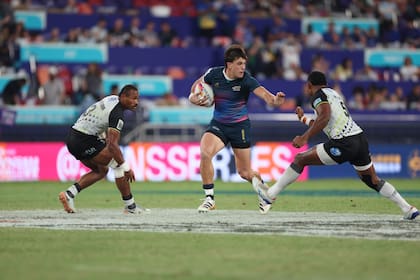 Avanza Matteo Graziano, durante el triunfo de los Pumas 7s ante Fiji en el Seven de Hong Kong