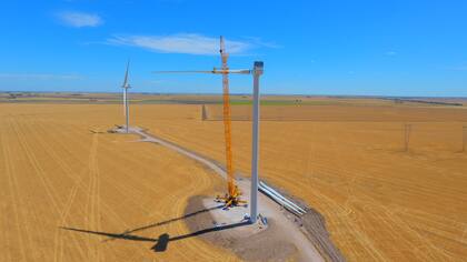 Avanzan los trabajos de instalación de aerogeneradores en el Parque Corti, que Pampa Energía tiene previsto poner en funcionamiento en el próximo mes de mayo.