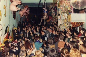 Ave Porco, en medio de una performance y con sus clásicos chanchos colgantes