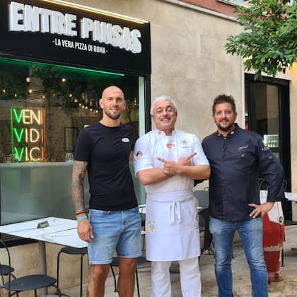 Aveldaño, de bermuda, junto al cocinero y su socio Matías, en el nuevo restaurante italiano que inauguró
Foto: Gentileza Lucas Aveldaño