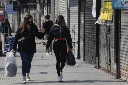 Entre los locales cerrados están los que no pudieron sobrevivir a la crisis y los que no abren porque no pueden hacerse cargo del traslado de los empleados
