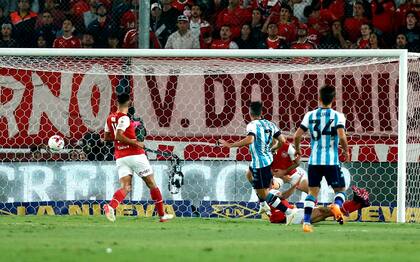 Avellaneda: Independiente y Racing juegan el clasico de Avellaneda en el estadio Ricardo Bochini. Gabriel Hauche festeja con sus compañero