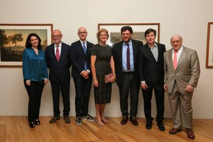 Mariana Marchesi, directora artística del MNBA, con representantes de la Tate Collection, el secretario de Cultura de la Nación, Pablo Avelluto; el director de Museo Nacional de Bellas Artes, Andrés Duprat, y Julio César Crivelli, presidente de la Asociación Amigos del Bellas Artes