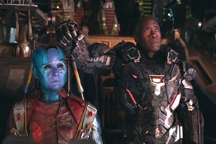 Nebula (Karen Gillan) y Rhodey (Don Cheadle) en una escena de Avengers: Endgame