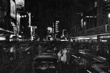 La noche sobre la avenida Corrientes en 1957, con la vía ya convertida en el ícono porteño de la escena cultural y artística 