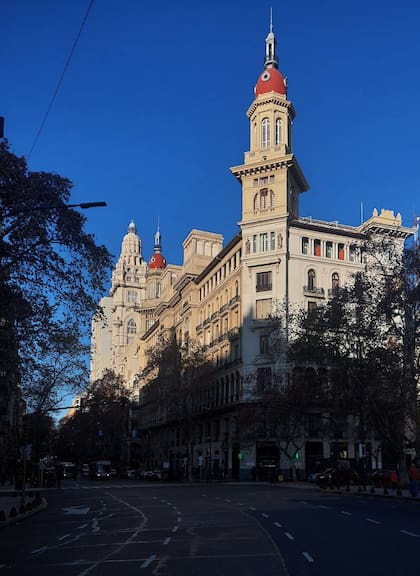 Avenida de Mayo al 1400 y la imponente silueta de La Inmobiliaria.
