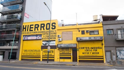 Avenida Triunvirato al 3000. Uno de los galpones que la Justicia impide demoler