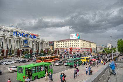 Avenidas amplias y edificios modernos en Ekaterimburgo, a 1800 kilómetros de Moscú 