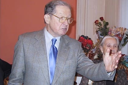 Averbakh ha sido periodista, autor de libros, compositor de finales, árbitro, dirigente e historiador de ajedrez.