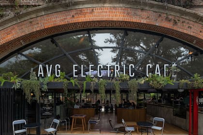 AVG Electric Café, en los Arcos del Rosedal, tiene su propia disquería especializada en vinilos y cabinas de escucha 