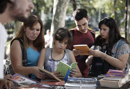 Avidez por la lectura en la plaza central de San Martín
