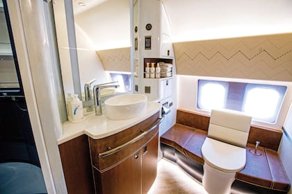 La gran diferencia de este avión está en el baño: además de que se pueden encontrar amenities para belleza personal de la marca holandesa Rituals