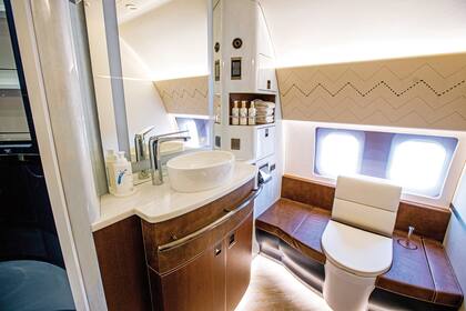 La gran diferencia de este avión está en el baño: además de que se pueden encontrar amenities para belleza personal de la marca holandesa Rituals
