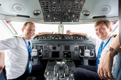 En 2016, cuando KLM decidió reemplazar todos los Fokker 70 por Boeing 737, el rey de Holanda aseguró que se capacitaría para poder pilotear las nuevas aeronaves.