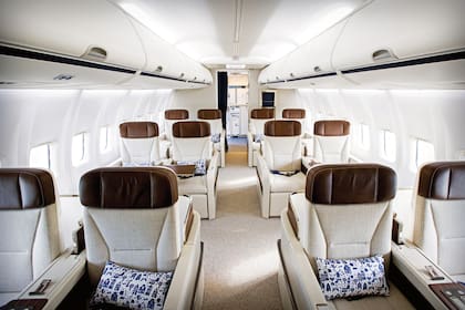 En la cola del avión se encuentran los doce sillones amplios y reclinables que, a diferencia del resto, tienen una cabecera de cuero marrón.