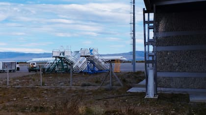 Avion Bombardier Global 5000 en el momento de aterrrizar en el aeropuerto internacional de El Calafate.