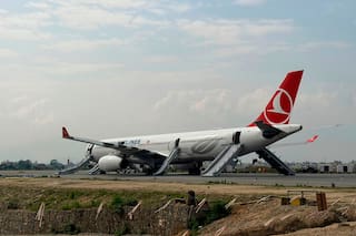 Avión de Turkish Airlines se incendia al aterrizar en aeropuerto de Nepal; todos a salvo