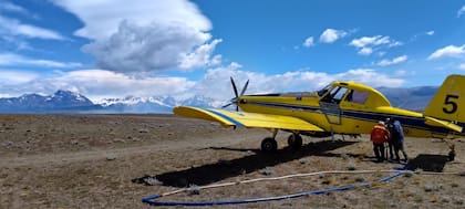 Avión hidrante del SNMF, en la pista del aeroclub de El Chaltén
