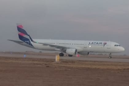 Avión proveniente de Santiago de Chile debió aterrizar de emergencia en el Aeropuerto El Plumerillo, en Mendoza a las 18:50; estimaban su aterrizaje en Aeroparque a las 19:26
