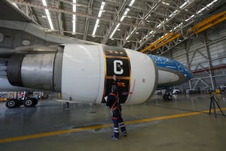 Avión que transportará a la selección argentina durante el Mundial de fútbol se pone la diez
