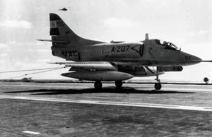 Avión Skyhawk aterriza sobre la cubierta de vuelo