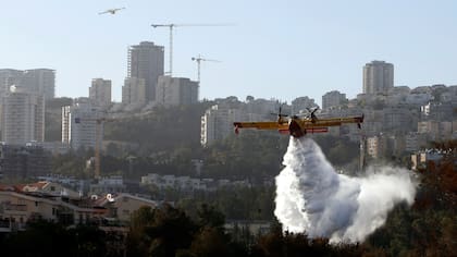 Aviones bomberos sobrevuelan Haifa para detener el avance de las llamas